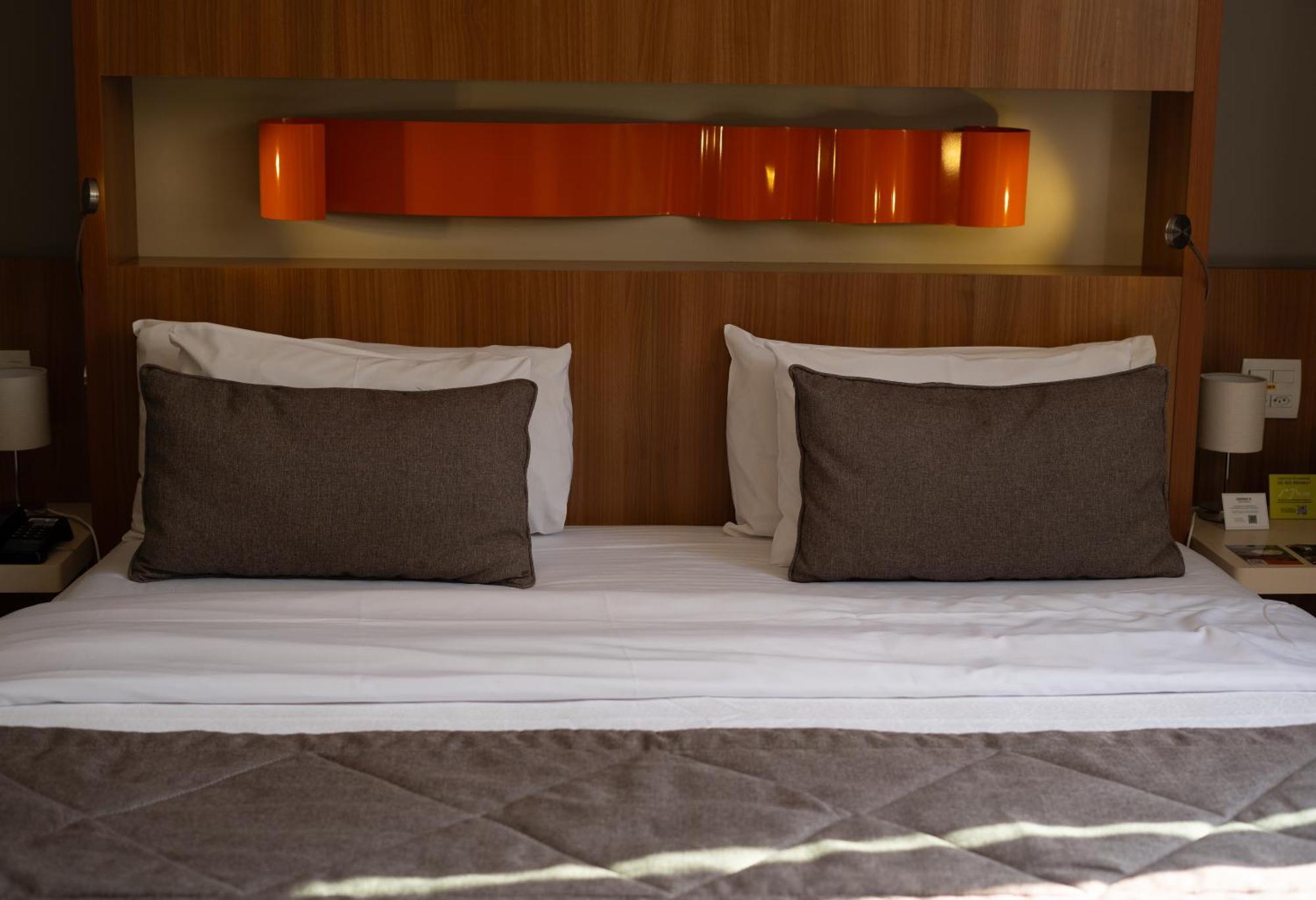 Jade Hotel Brasilia Candangolandia Экстерьер фото A bed with two cushions