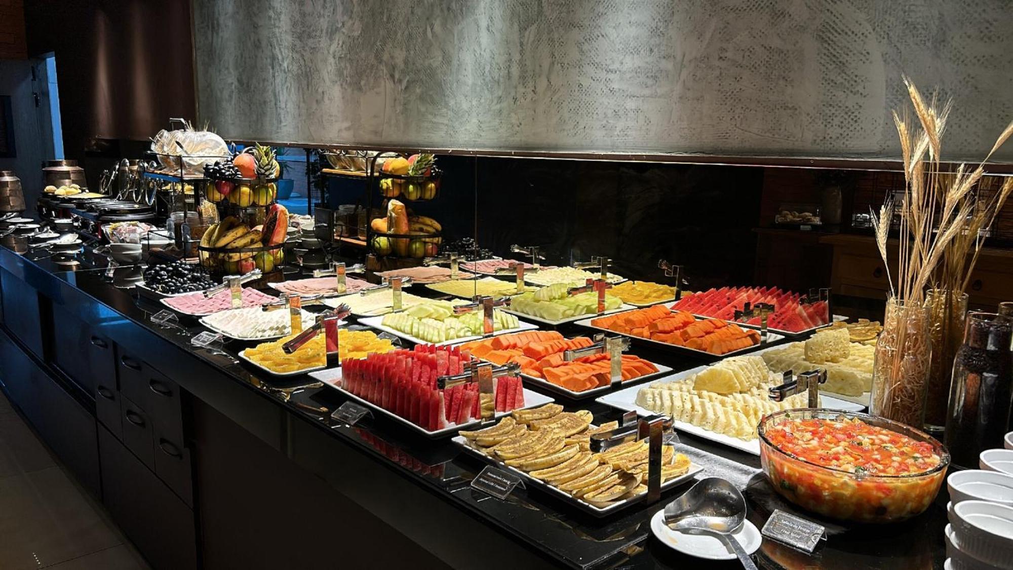 Jade Hotel Brasilia Candangolandia Экстерьер фото A fruit salad buffet