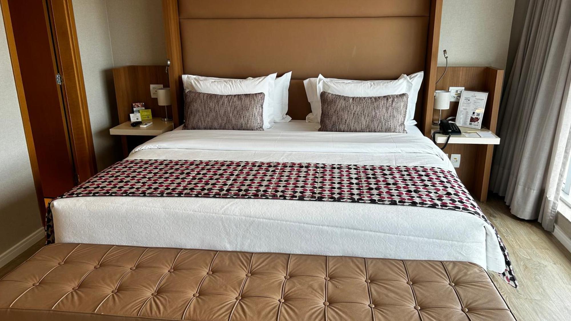 Jade Hotel Бразилиа Экстерьер фото A bed